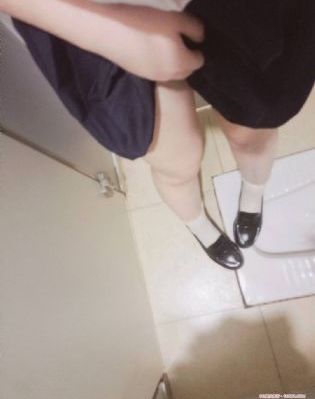两个女人在有风景的海滩